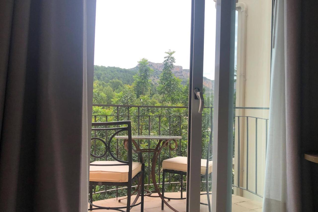 Denia Marriott La Sella Golf Resort & Spa Exterior foto A view of the balcony of a room at the hotel